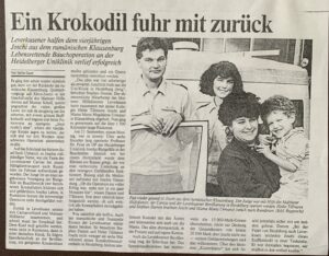 Zeitungsartikel mit Bild von zwei Maltesern und einem rumänischen Jungen, der von seiner Mutter getragen wird