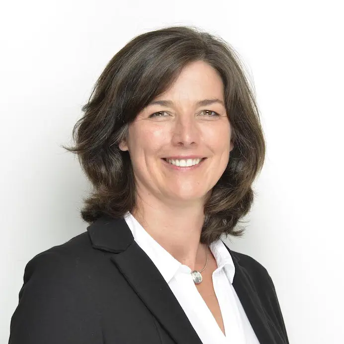 Heike Loosen, Expertin für Gehirn- und Gedächtnistraining, schaut freundlich in die Kamera.