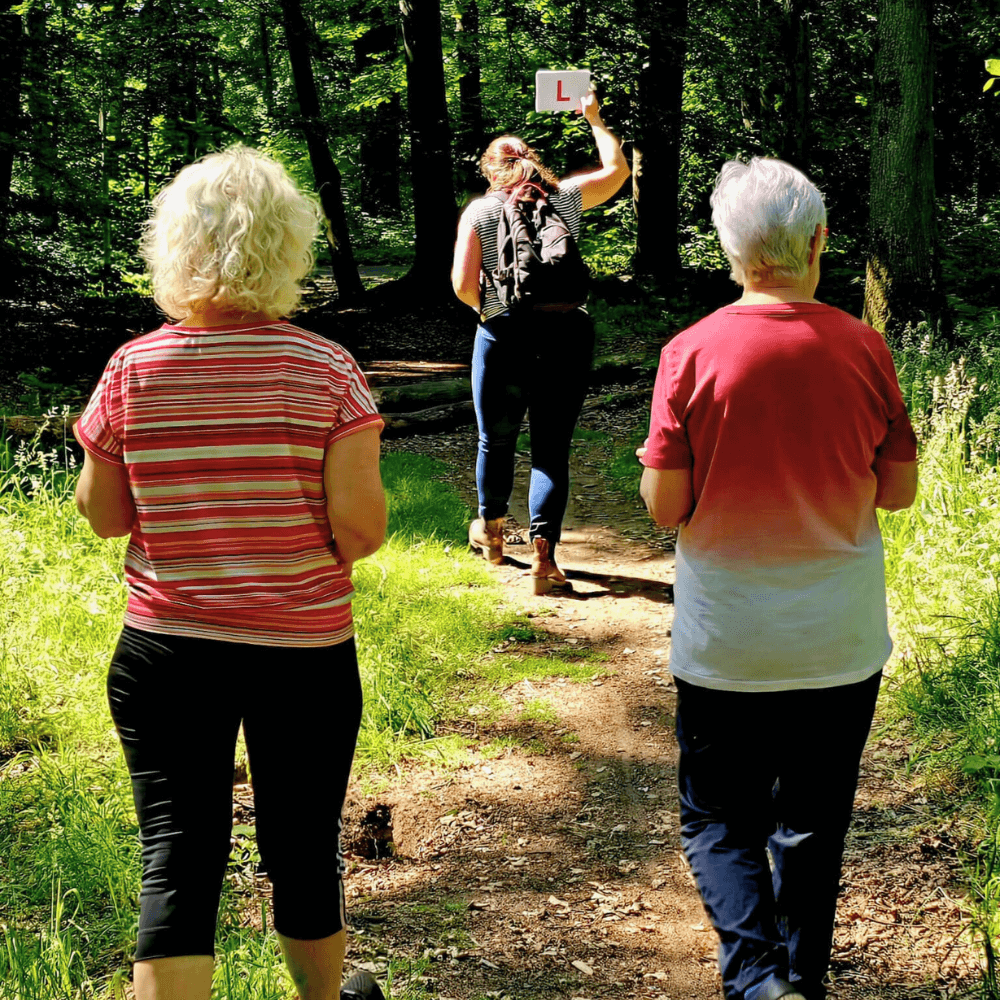 Seniorinnen beim Brainwalking im Wald – Gedächtnistraining und Bewegung in der Natur in Kaarst