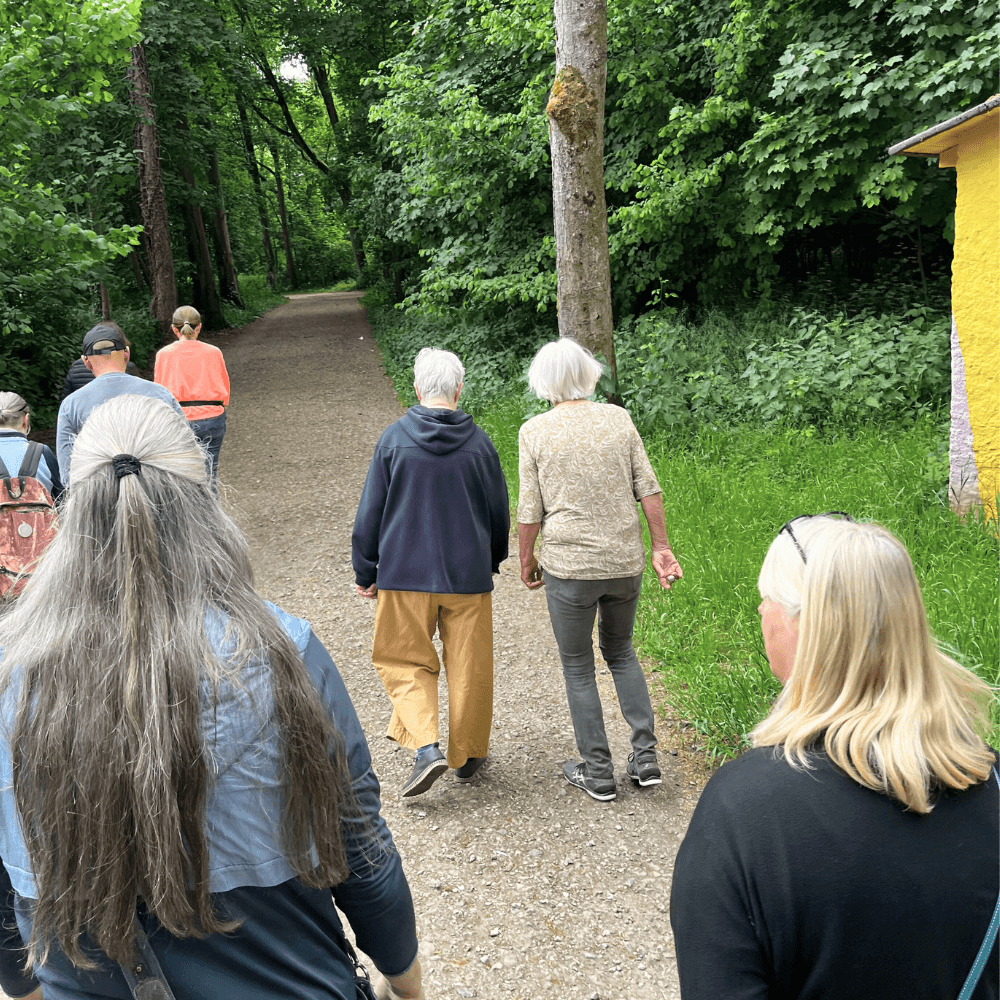 Teilnehmergruppe beim Brainwalking im Vorster Wald in Kaarst – gemeinsamer Spaziergang mit Gedächtnistraining